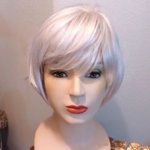 PAULA YOUNG WIG A8191 BRECK SIZE A Short Platinum Blonde Silver Lightweight CUTE